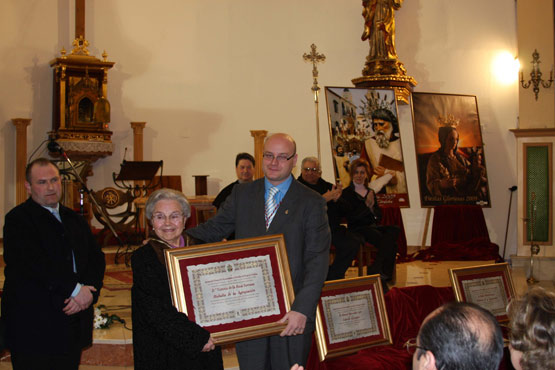 Victoria de la Rosa Serrano, recibi un homenaje por parte de la Agrupacin de Cofradas