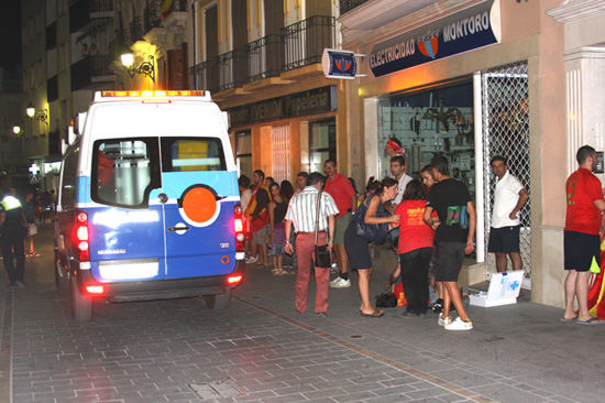 Mdico atendiendo a la nia herida 