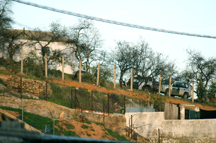Vehículos de las Fuerzas de Seguridad en las instalaciones de la pirotecnia