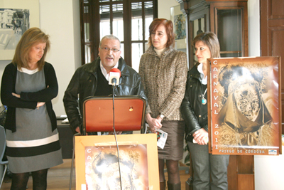 el autor del cartel junto a las concejales de cultura y festejos y una responsable de la asociacion carnavalesca de priego