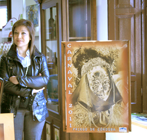 paqui mantas junto al cartel del carnaval