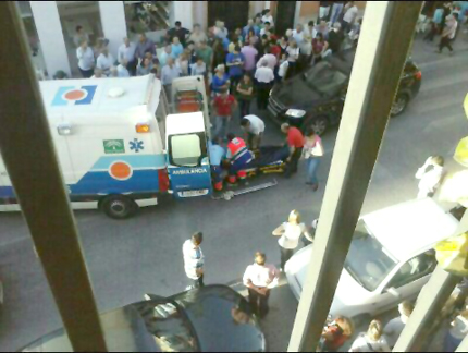 El herido es evacuado en la ambulancia