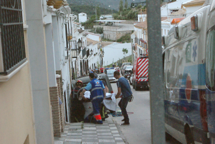 introducen el cadaver del anciano en su domicilio
