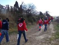 Voluntarios de Cruz Roja atendiendo al colectivo de inmigrantes
