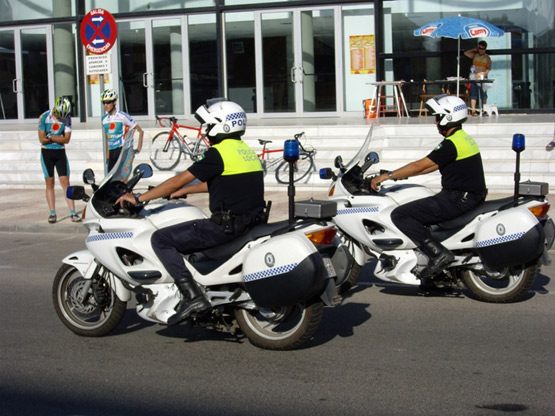 Dos agentes de la Polica Local de Roquetas de Mar