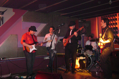 Grupo Elegante y Embustero