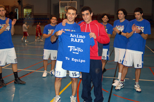 Acto de entrega de una camiseta a Rafa Paeda