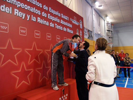 Miguel ngel Machado entrega el trofeo a su hermano Carlos