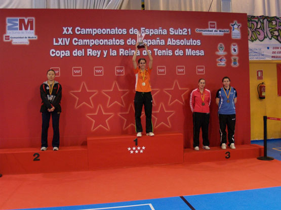 Entrega trofeos a la campeona femenina