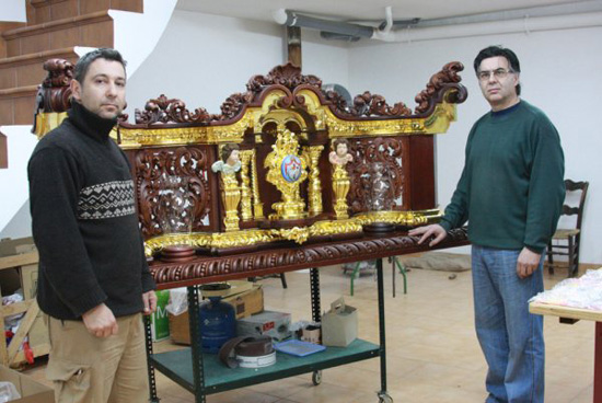 Fco. Javier y Manuel Cubero montando el trono en el taller