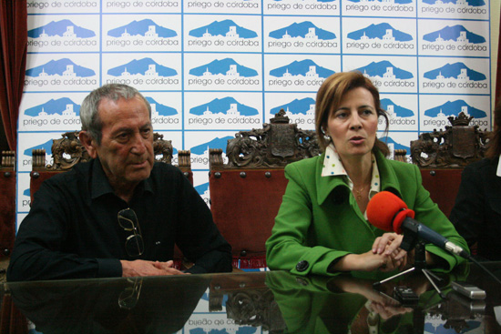 Imagen El modisto cordobés Elio Berhanyer realiza una visita a Priego
