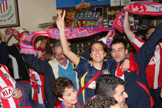 Imagen La Peña del Atco de Madrid “Tomasín” de Priego celebra el primer título Europa League