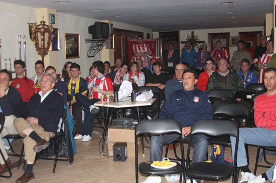 Imagen La Peña del Atco de Madrid “Tomasín” de Priego celebra el primer título Europa League