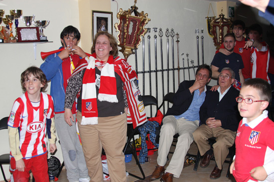 Imagen La Peña del Atco de Madrid “Tomasín” de Priego celebra el primer título Europa League