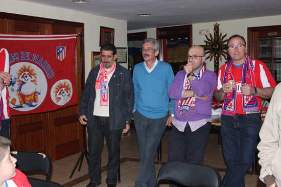 Imagen La Peña del Atco de Madrid “Tomasín” de Priego celebra el primer título Europa League