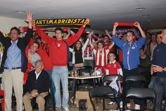 Imagen La Peña del Atco de Madrid “Tomasín” de Priego celebra el primer título Europa League