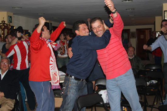 Imagen La Peña del Atco de Madrid “Tomasín” de Priego celebra el primer título Europa League