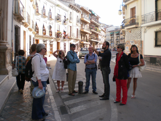 Imagen Profesionales turísticos británicos conocen los tradicionales Domingos de Mayo de Priego de Córdoba
