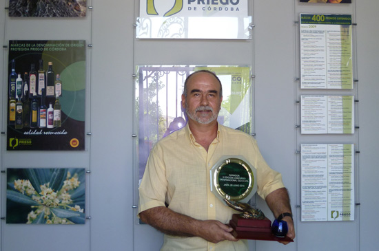 Imagen Andrés Rivadeneyra Sicilia ganador del II Concurso Internacional Oleocata al mejor catador de aceite de oliva virgen celebrado en Jaén