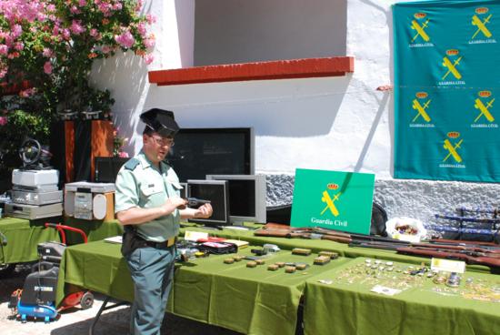 Imagen Con tres detenidos, 1450 dosis de cocaína incautada y 11 armas intervenidas entre otros efectos, la Guardia Civil culmina en Rute la Operación “Escobón” contra el tráfico de drogas en la provincia