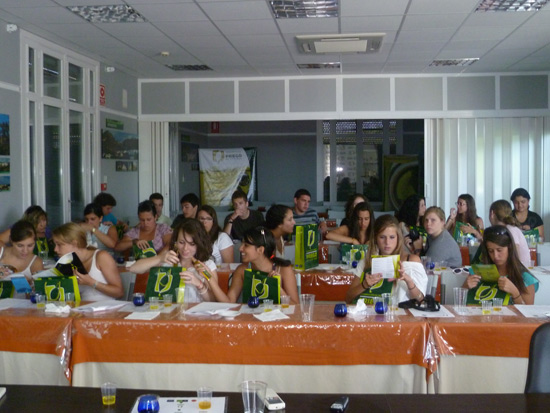 Imagen Un grupo de jóvenes estadounidenses participan en un cata dirigida por la D.O Priego de Códoba