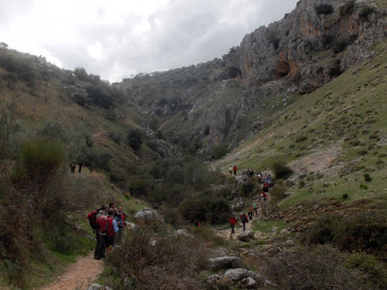 Imagen La Guardia Civil ayuda a un grupo numeroso de senderistas que se había extraviado en la Subbética y evacúan a varias personas