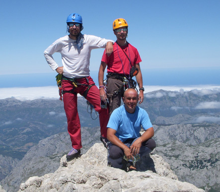 Imagen Cima 2000 en la cumbre del Naranjo de Bulnes