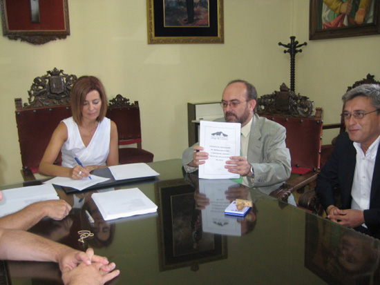Imagen El Ayuntamiento y aqualia firman el contrato para la gestión del agua como empresa mixta en Priego