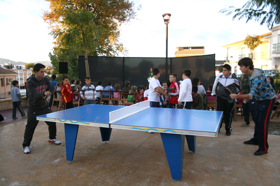 Imagen El Ayuntamiento de Priego de Córdoba fomenta la práctica del tenis de mesa en el Parque de la Moraleda