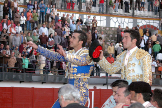 Imagen El Fandi y Curro Jiménez  salen a hombros en la reinauguración de la Plaza de Priego