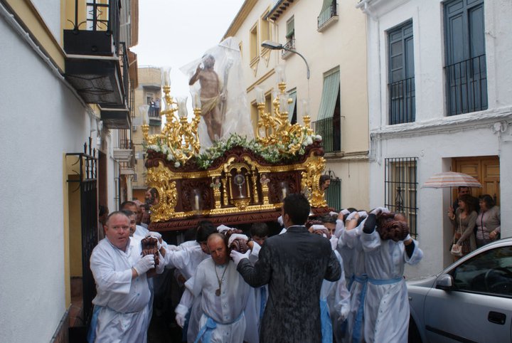 Imagen La lluvia y el granizo sorprenden al  desfile del Resucitado