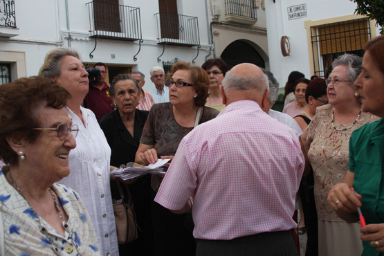 Imagen 150 personas se concentran para exigir que las Hijas de la Caridad continúen en Priego
