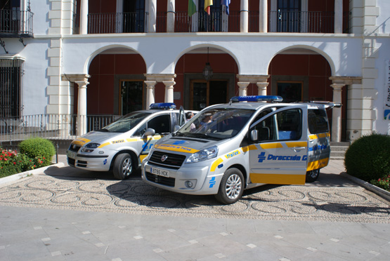Imagen Tráfico entrega un nuevo vehículo  a la Policía Local