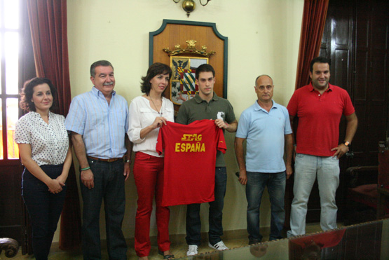 Imagen La Corporación Municipal recibe a Alejandro Calvo tras su éxito internacional
