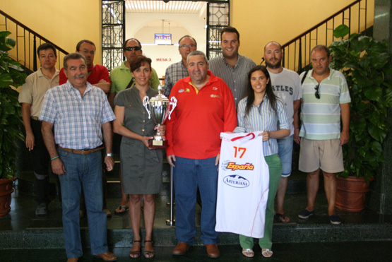 Imagen Antonio Navas recibido por la Corporación tras su éxito con la selección nacional de baloncesto en Eslovenia