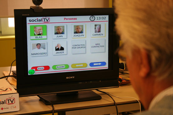 Imagen Cruz Roja impulsa un sistema que permite a mayores de toda España conversar a traves de la televisión