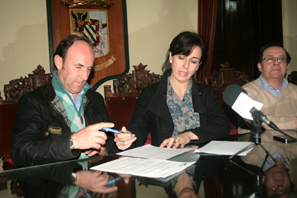 Imagen Fermín Vioque y el Ayuntamiento firman la gestión de la Plaza de Toros de Priego por un año