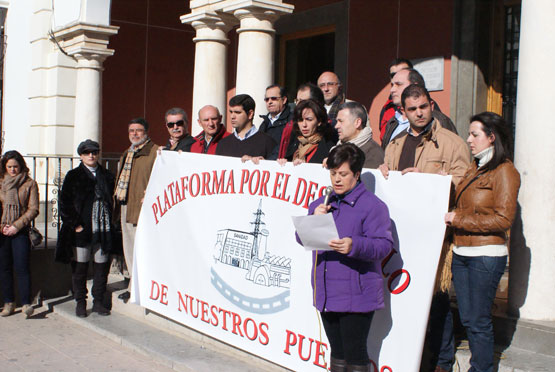 Imagen 200 personas se concentran para reivindicar que se termine el “olvido histórico” de Priego y su comarca