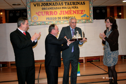 Imagen El cirujano de la Real  Maestranza de Sevilla, Ramón Vila, recibe el premio  Neptuno en las VII Jornadas taurinas de la peña Curro Jiménez 