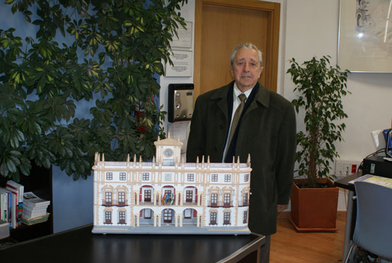 Imagen Luis Gil expone la maqueta del Ayuntamiento