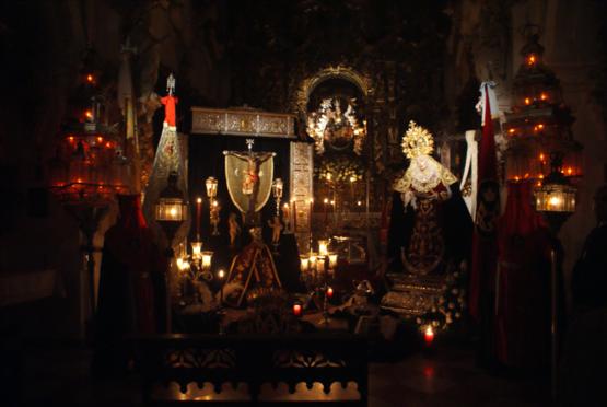 Imagen Distintas Cofradías y Hermandades realizan turnos de vela en la noche del Jueves Santo