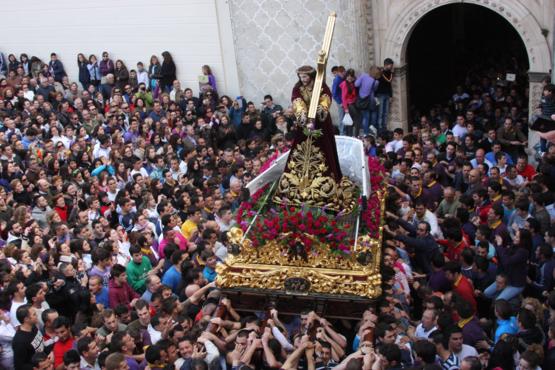 Imagen El Nazareno bendice a Priego en un frío Viernes Santo 