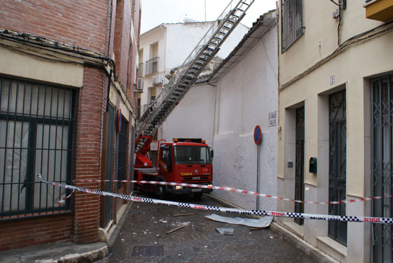 Imagen Los Bomberos intervienen ante el peligro de caida de las placas aislantes de un bloque de pisos en la Calle Ubaldo Calvo