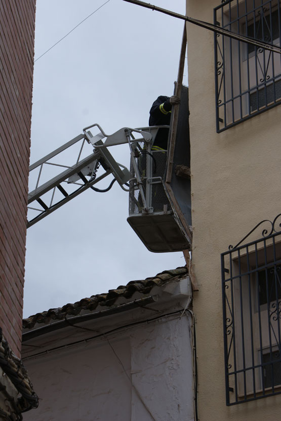 Imagen Los Bomberos intervienen ante el peligro de caida de las placas aislantes de un bloque de pisos en la Calle Ubaldo Calvo