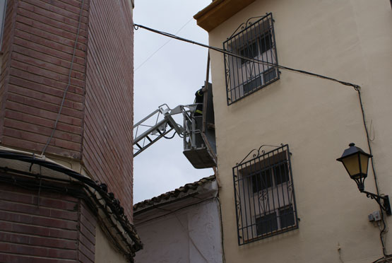 Imagen Los Bomberos intervienen ante el peligro de caida de las placas aislantes de un bloque de pisos en la Calle Ubaldo Calvo