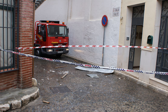 Imagen Los Bomberos intervienen ante el peligro de caida de las placas aislantes de un bloque de pisos en la Calle Ubaldo Calvo