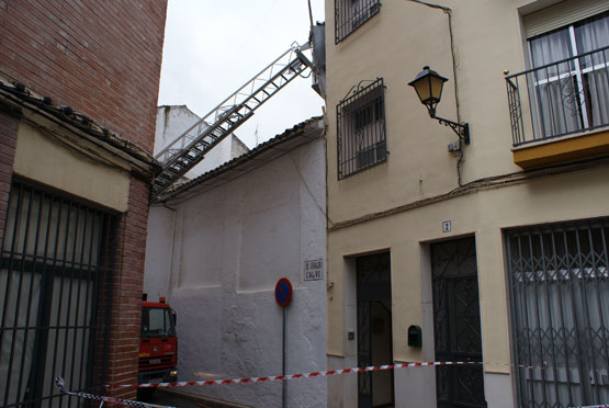 Imagen Los Bomberos intervienen ante el peligro de caida de las placas aislantes de un bloque de pisos en la Calle Ubaldo Calvo