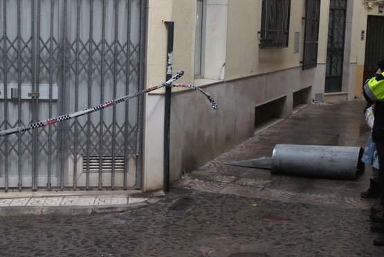 Imagen Los Bomberos intervienen ante el peligro de caida de las placas aislantes de un bloque de pisos en la Calle Ubaldo Calvo