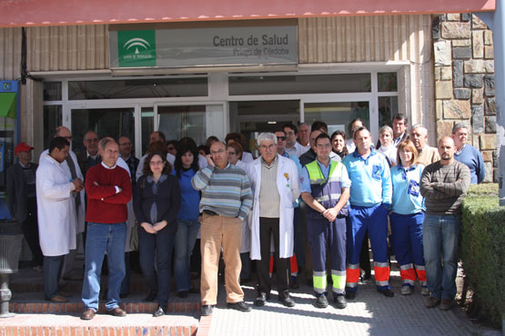 Imagen El personal del Centro de Salud de Priego se concentra en repulsa al asesinato de una médico en Murcia