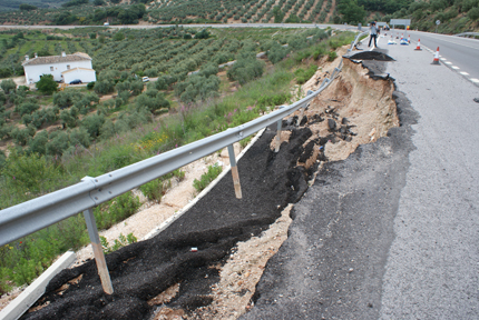 Imagen El Pleno de la Corporación Municipal de Priego insta a la Junta de Andalucía a que arregle el socavón de la carretera hacia Cabra